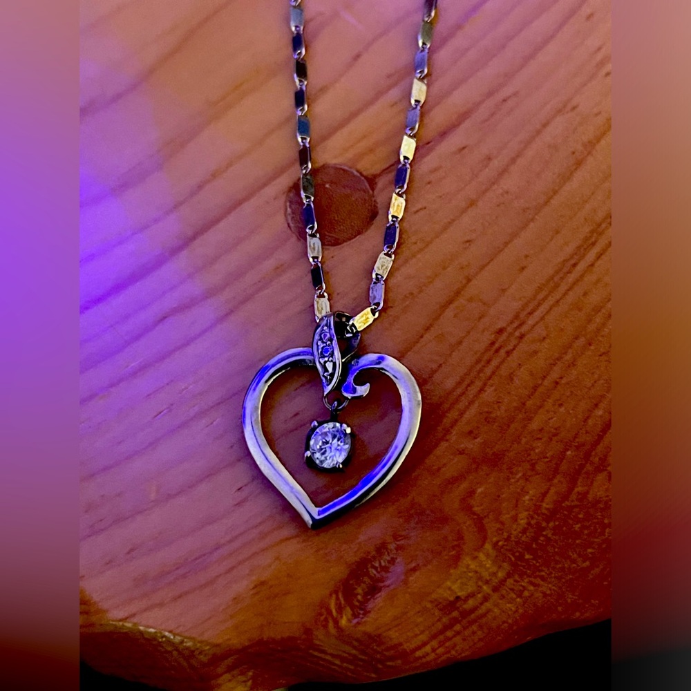 Beautiful vintage heart necklace with solitaire Sapphire pendant